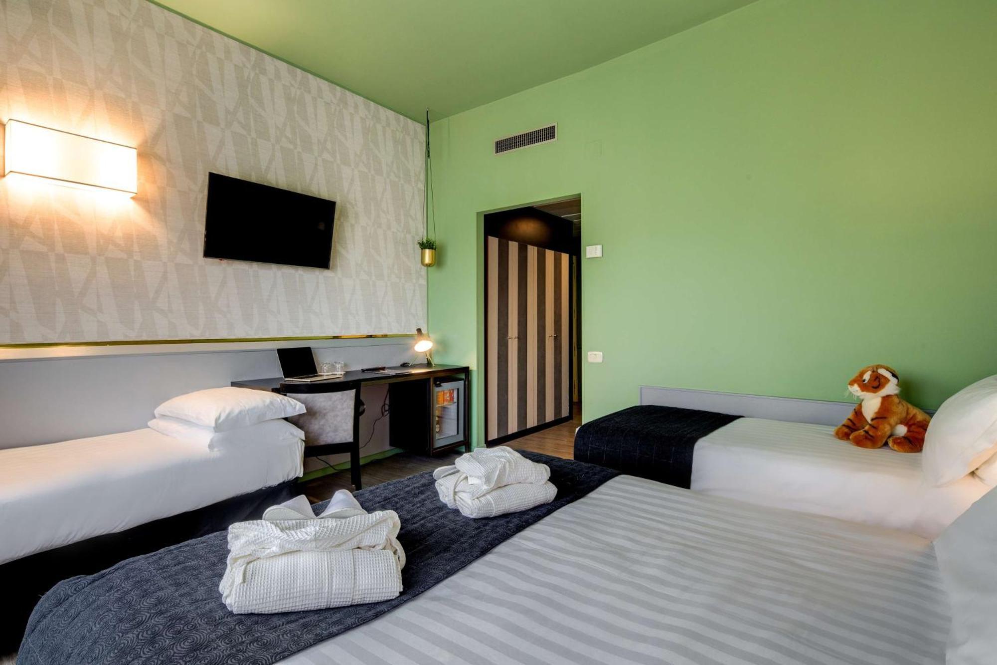 Classic Queen Room Single Bed