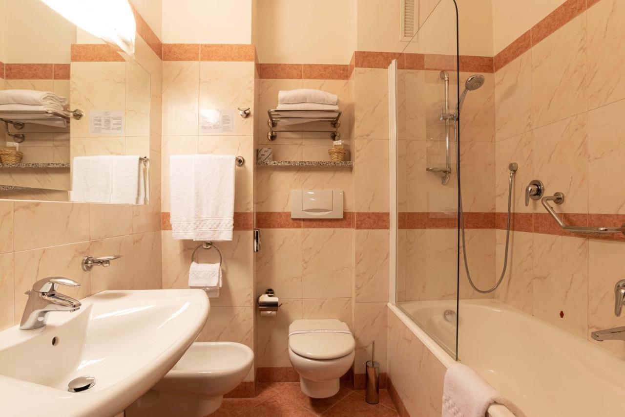 Superior Queen Room with Pool Access