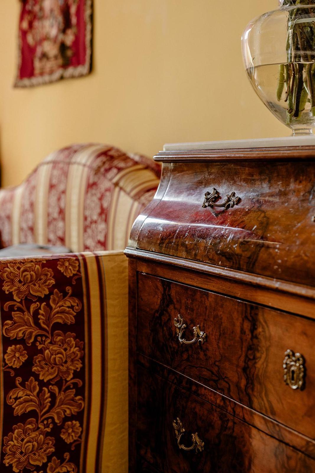 Family Room,1706780090:JPEG