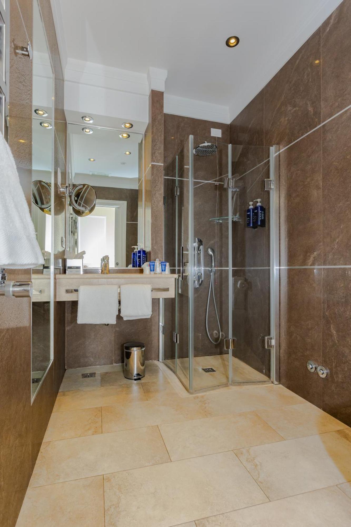 Deluxe Double or Twin Room City View