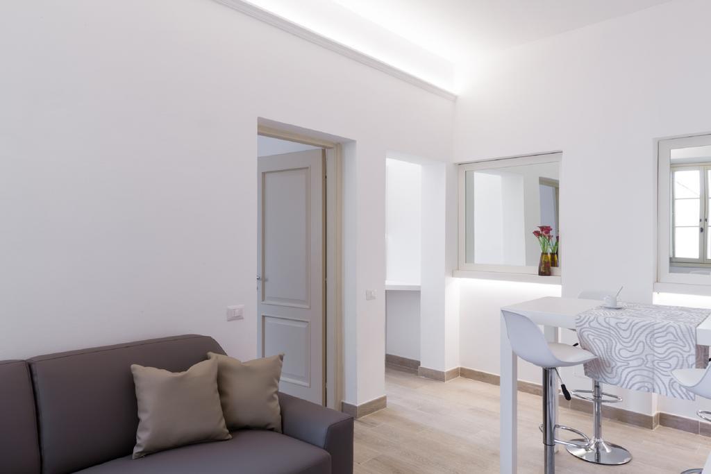 Deluxe One-Bedroom Suite,215453729:JPEG