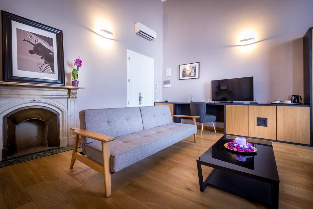 Suite with River View,398599860:JPEG