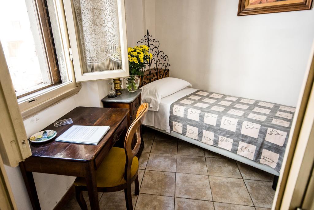 Basic Single Room with Shared Bathroom,1019549509:JPEG