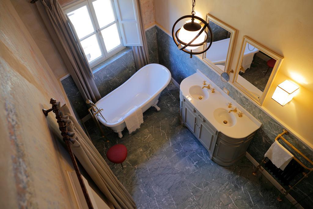 Deluxe Room,439844319:JPEG