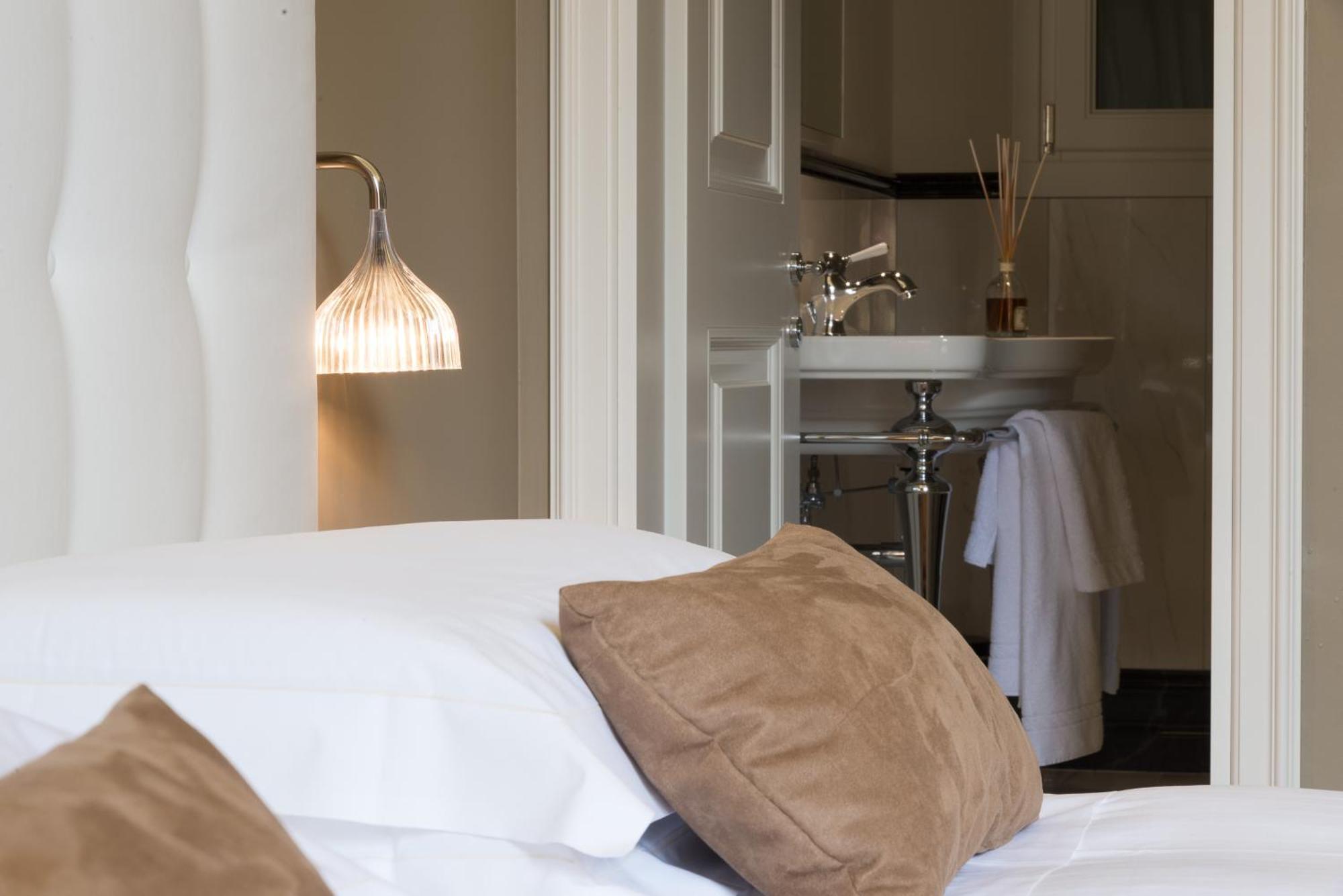 Deluxe Double Room Pool Access