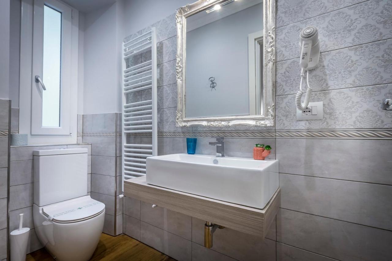 Standard Double or Twin Room,757617604:JPEG