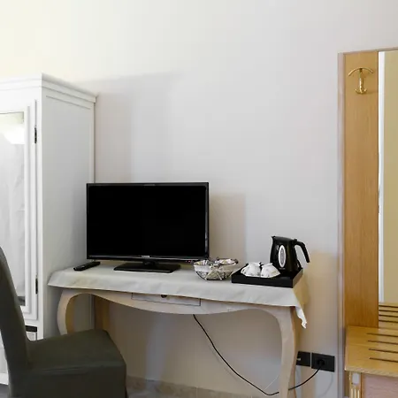 Leone X Guest House-3